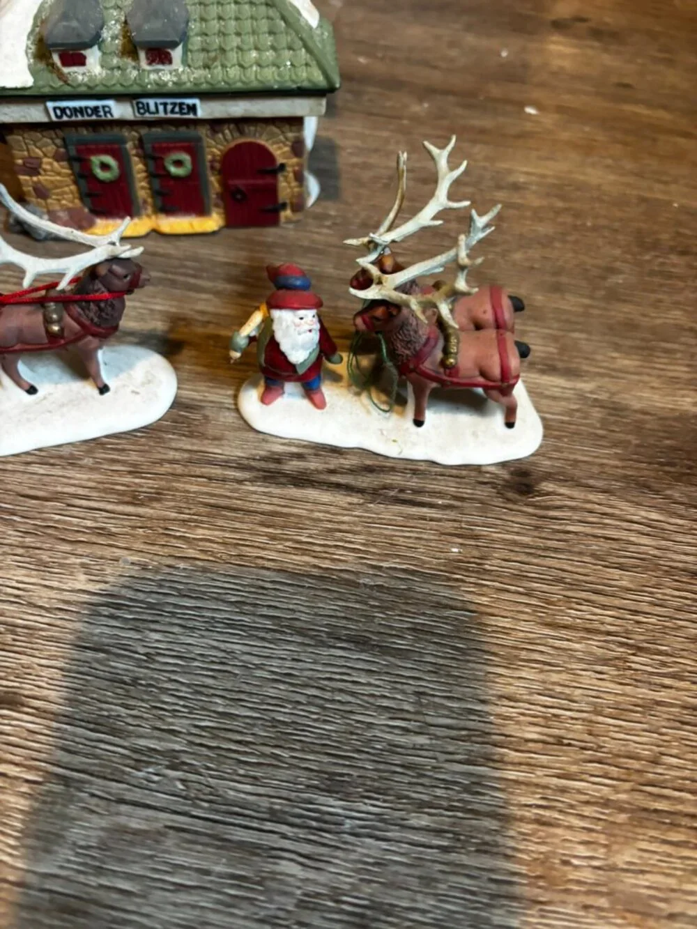 Department 56 Christmas village light up building The Reindeer Barn w/Reindeer